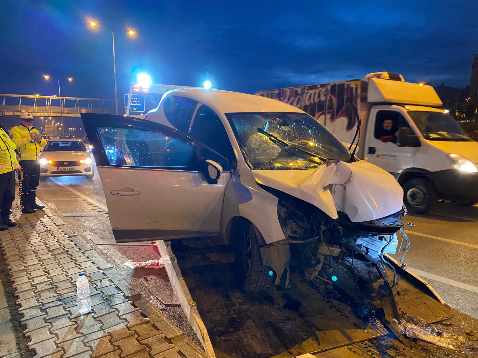Otomobil aydınlatma direğine çarptı: 3 yaralı