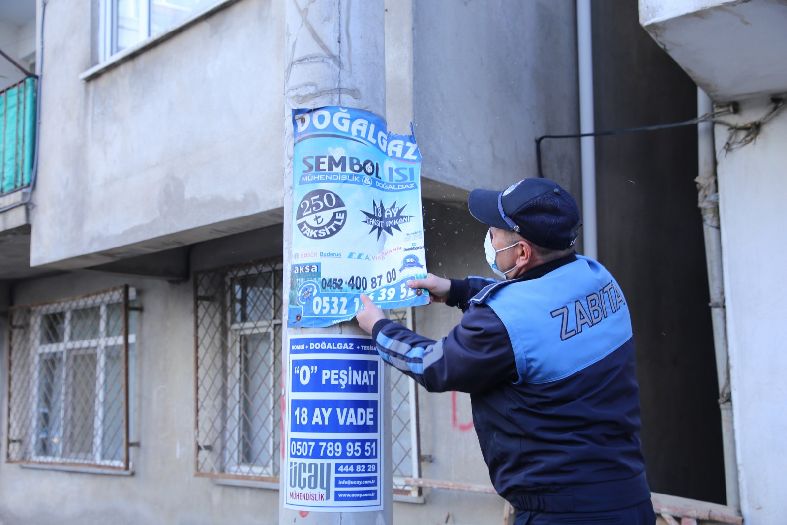 İZİNSİZ AFİŞ VE PANKARTLARA MÜDAHALE