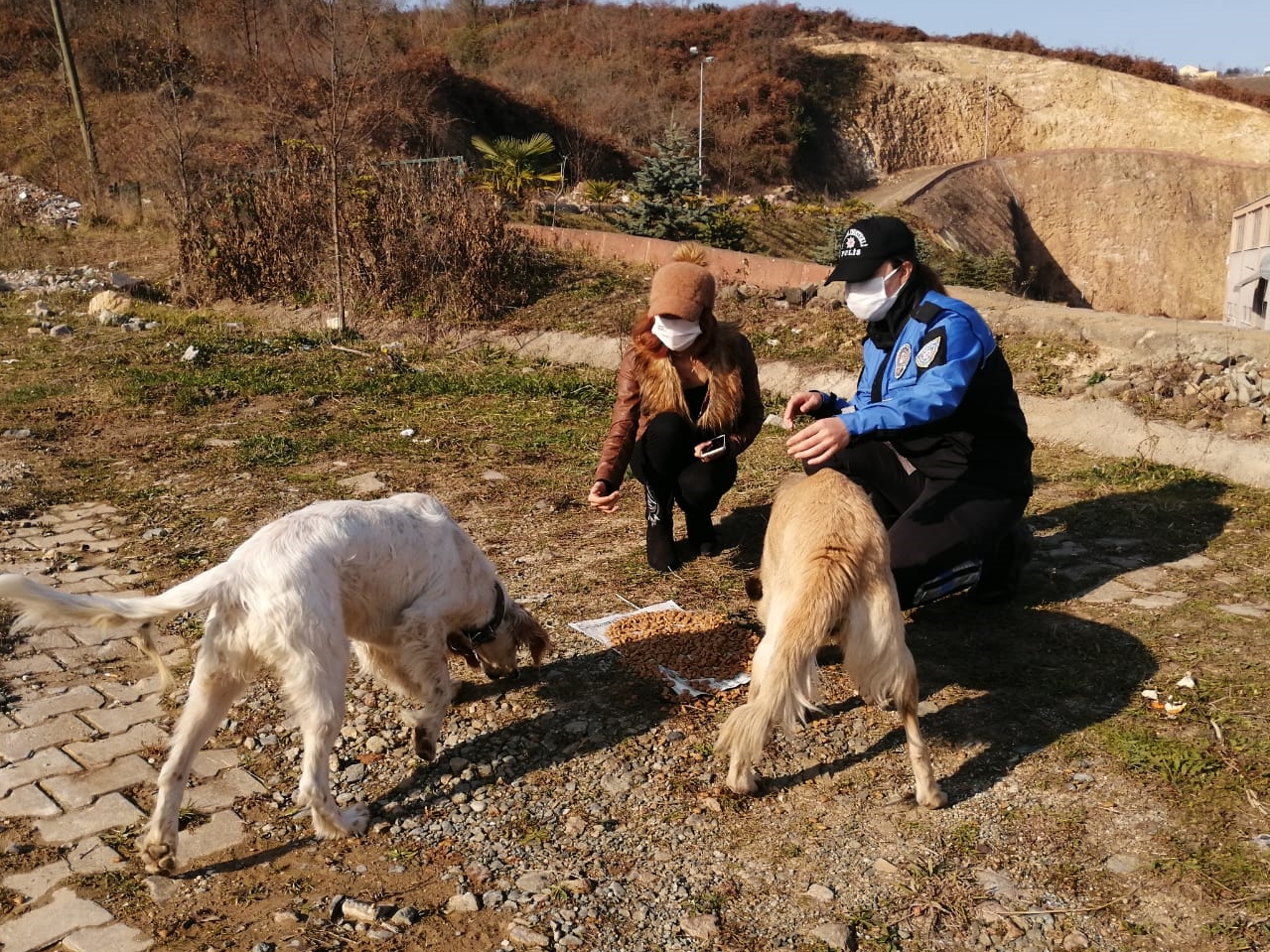 KISITLAMADA CAN DOSTLARI POLİSLER BESLEDİ