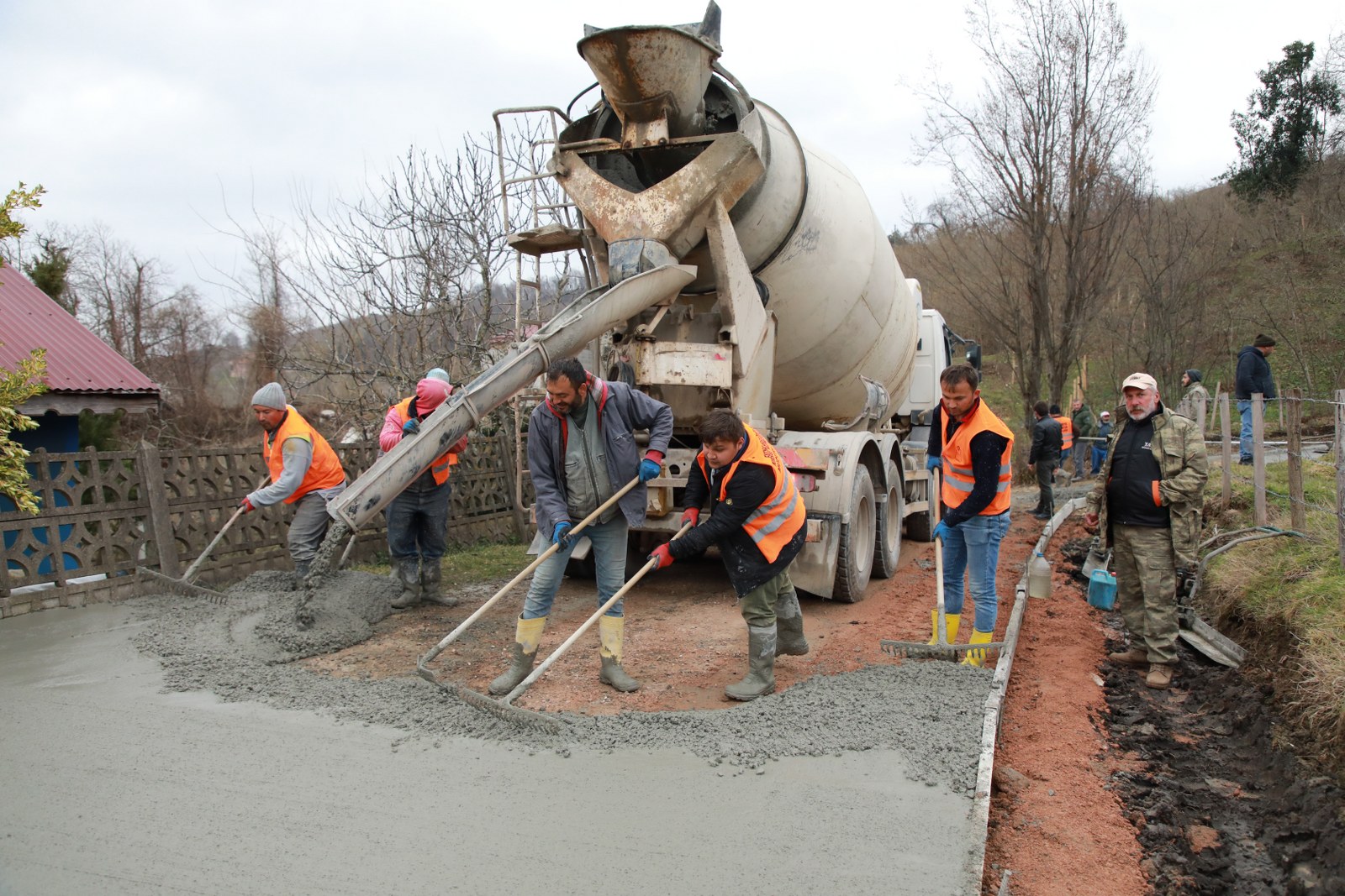 KIRSAL MAHALLELERDE BETON YOL SEVİNCİ
