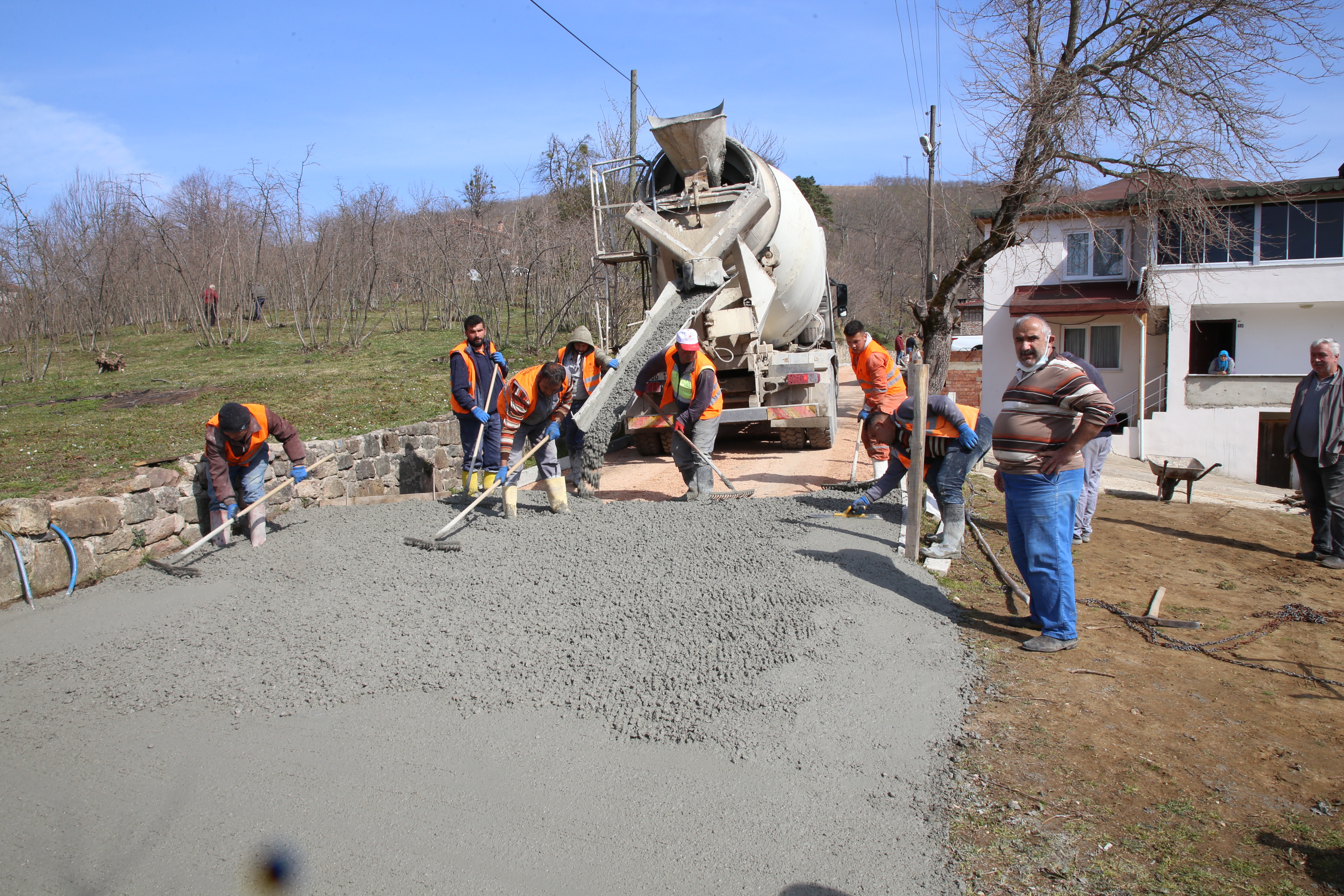 KÜPDÜŞEN MAHALLESİNDE ASIRLIK BETON YOL ÇALIŞMASI