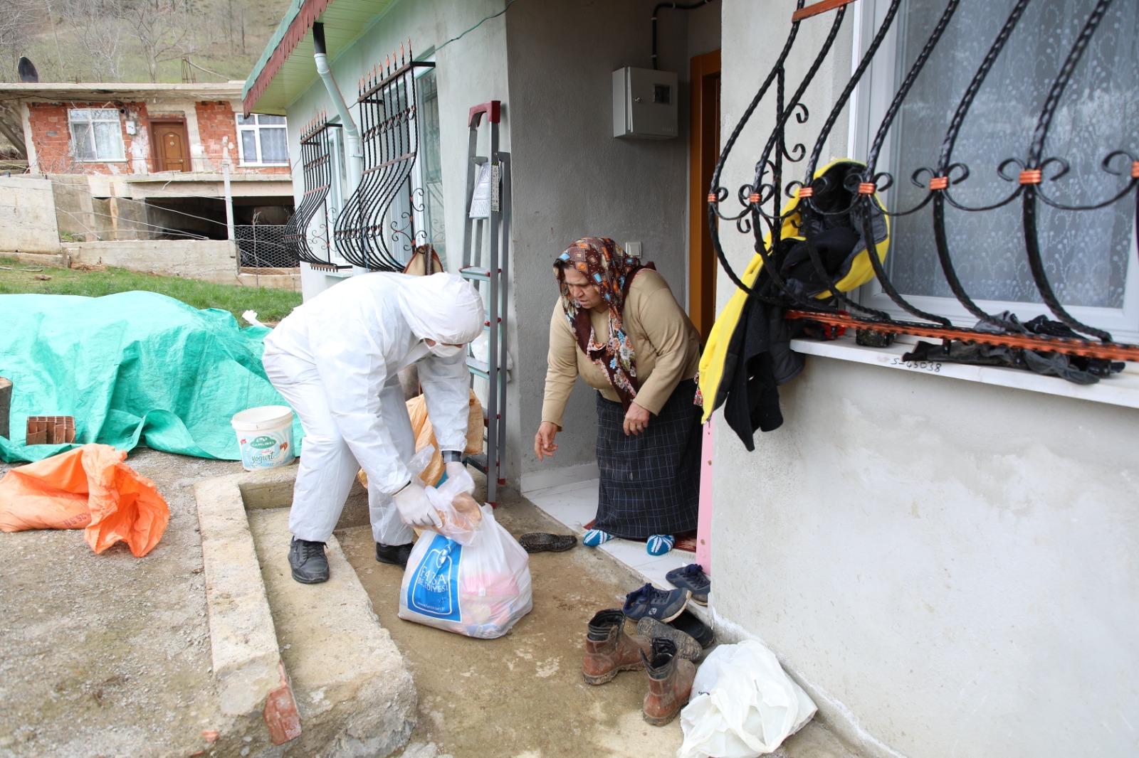 FATSA BELEDİYESİ’NDEN KARANTİNADAKİ 400 HANEYE GIDA DESTEK PAKETİ