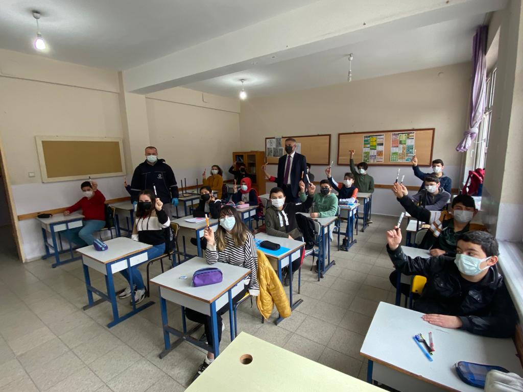 BAŞKANDAN ÖĞRENCİLERE DEZENFEKTAN KALEM HEDİYESİ