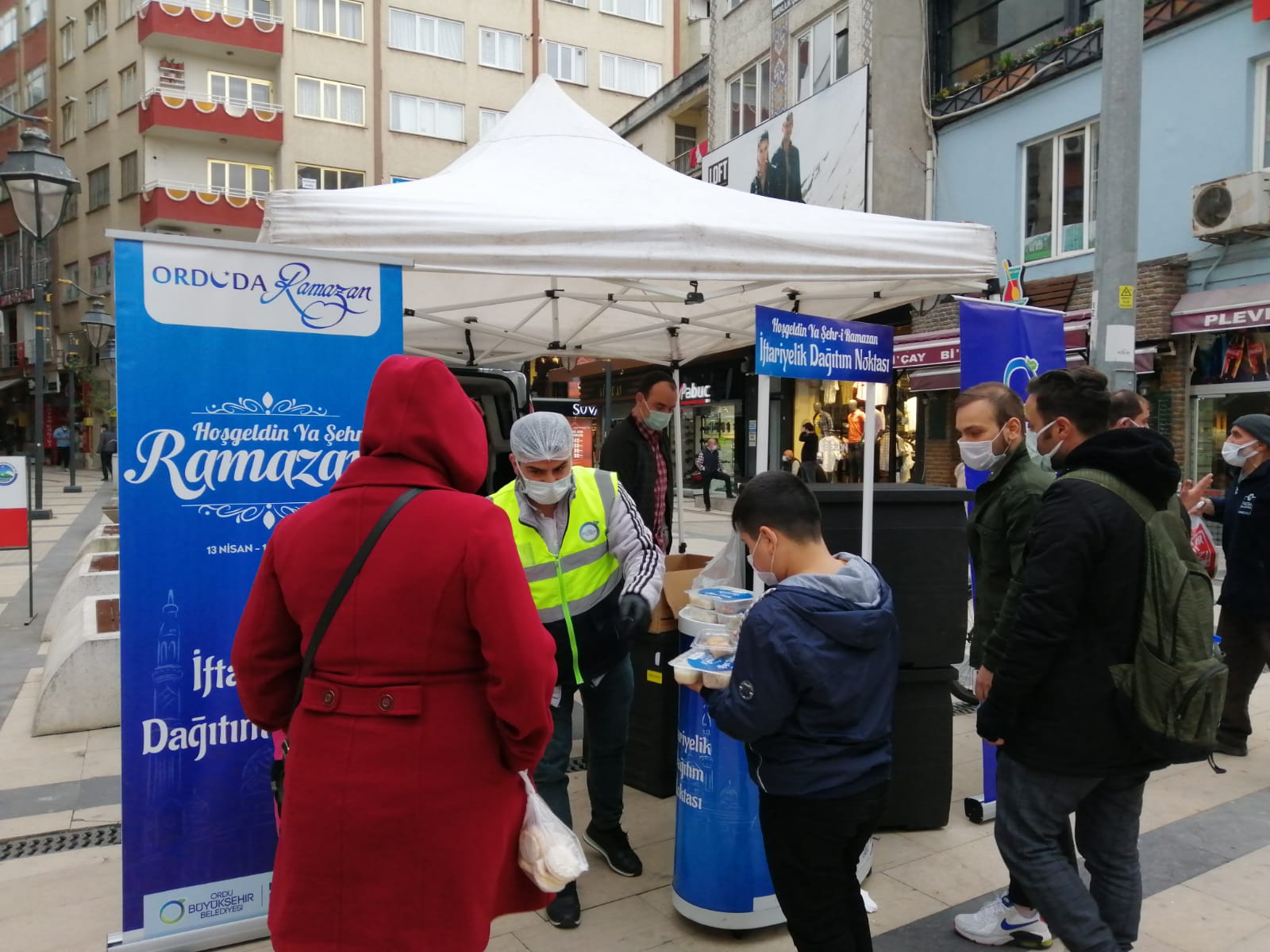 BÜYÜKŞEHİR HER GÜN BİR İLÇEDE İFTAR STANDI KURUYOR