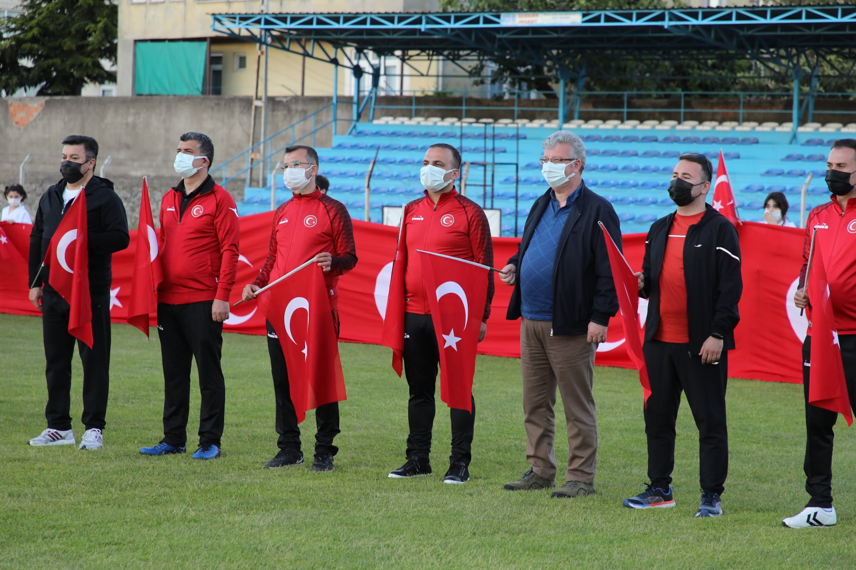 19:19’DA İSTİKLAL MARŞIMIZI COŞKUYLA OKUDUK