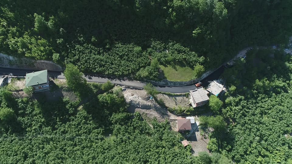 ILICA KAYAKÖY AKÇAKESE GRUP YOLU KONFORLU BETONDAN SONRA SICAK ASFALTINA DA KAVUŞUYOR