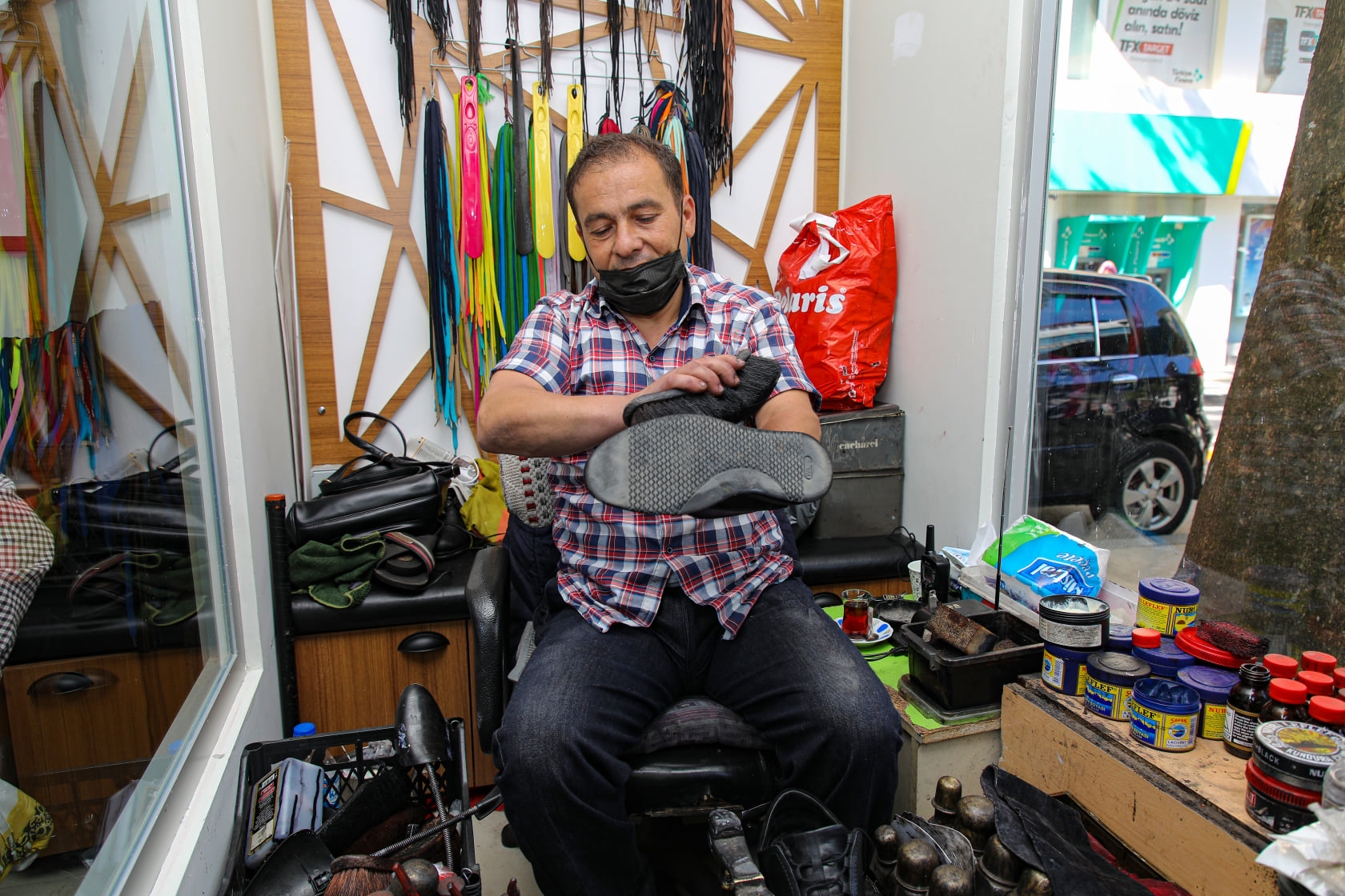 AYAKKABI BOYACILARININ YENİ LOSTRA SALONU HİZMETE GİRDİ