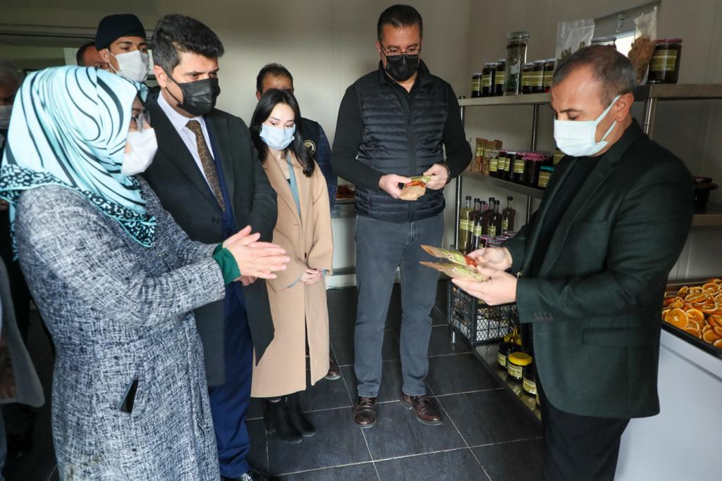 VALİ SONEL, KADIN GİRİŞİMCİLERİN ÜRETİMLERİNİ YERİNDE GÖRDÜ