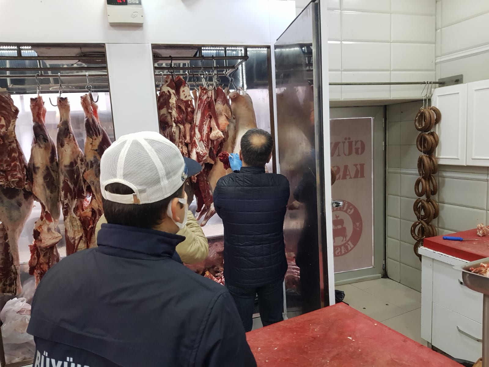 2 TON KAÇAK ET ELE GEÇRİLDİ!