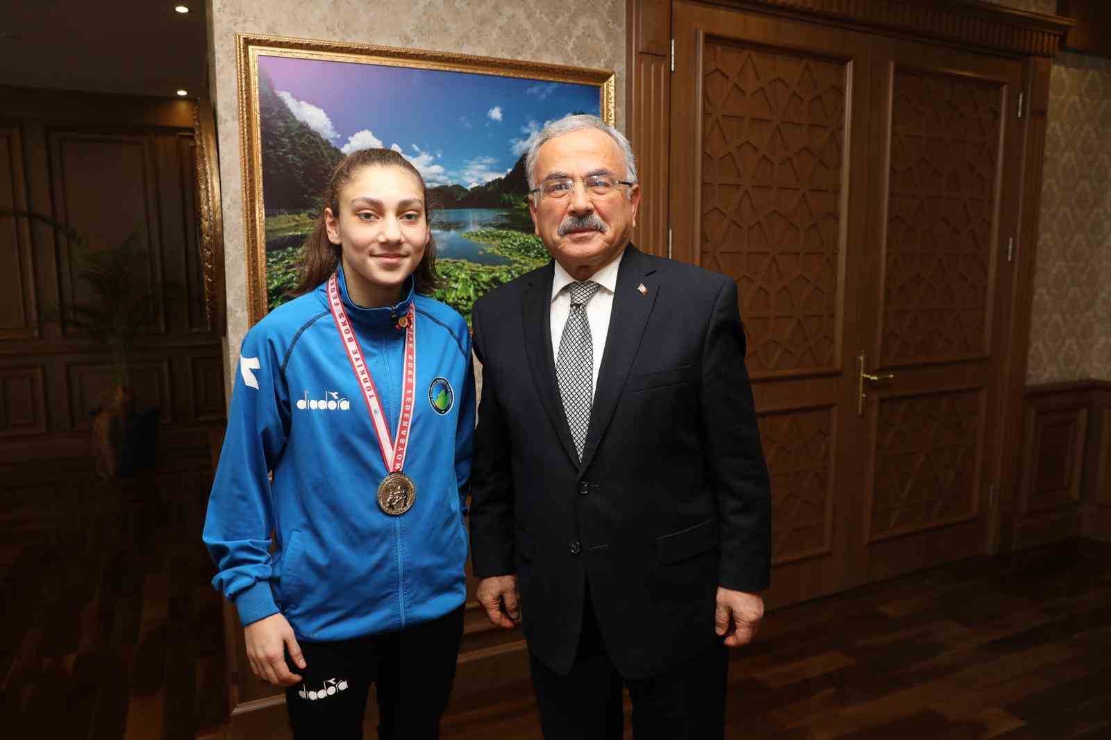 BOKSUN ALTIN KIZI GAMZE SOĞUKSU AVRUPA YOLCUSU