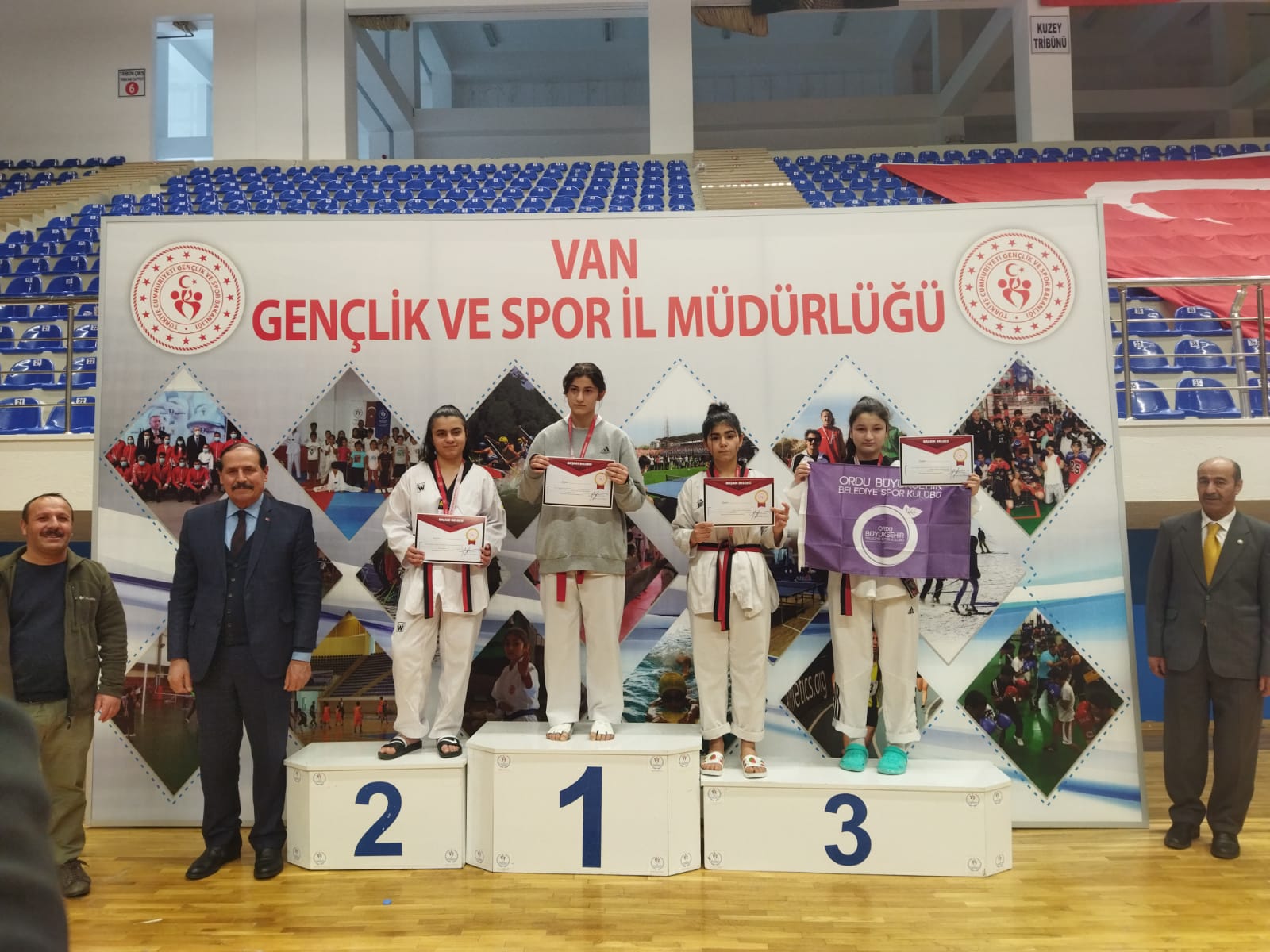 ONLAR BAŞARIYA DOYMUYORLAR!