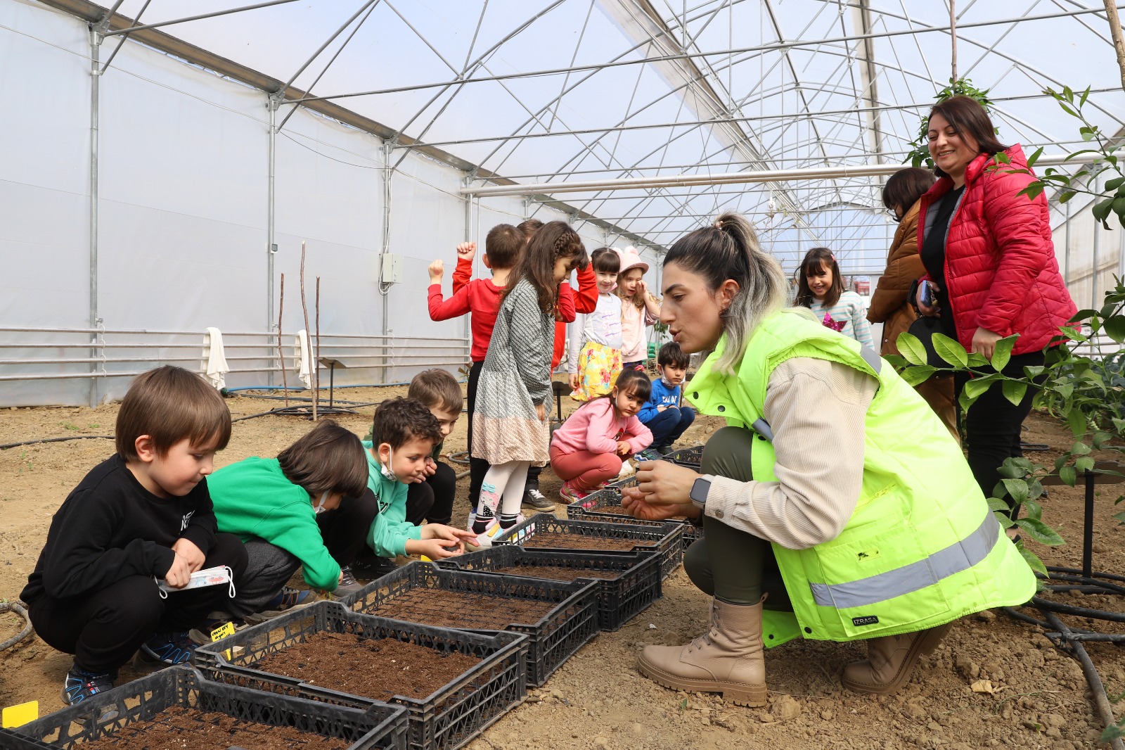 BÜYÜKŞEHİR’İN SERALARI MİNİK ÖĞRENCİLERE AÇILDI