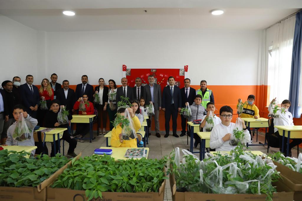 BÜYÜKŞEHİR, 150 BİN FİDE DAĞITIYOR