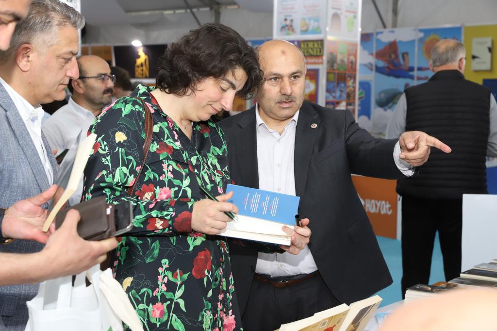 KİTAP FUARI DÜNYACA ÜNLÜ KALP CERRAHI GÜRSOY’U AĞIRLADI