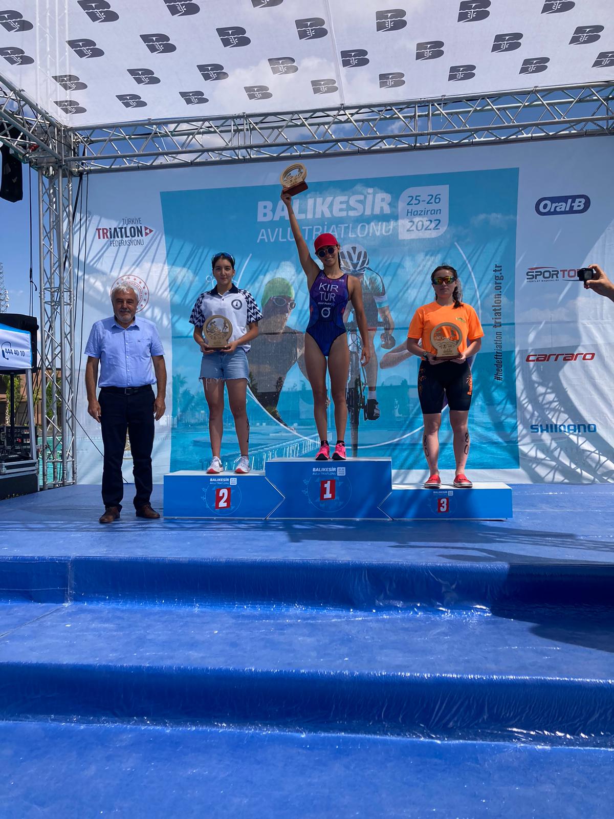 BÜYÜKŞEHİR SPORCUSU SELİNAY BAŞARIYA DOYMUYOR