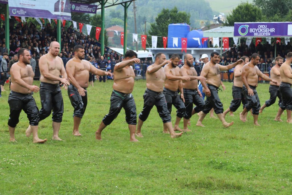 AYBASTI GÜREŞLE COŞTU