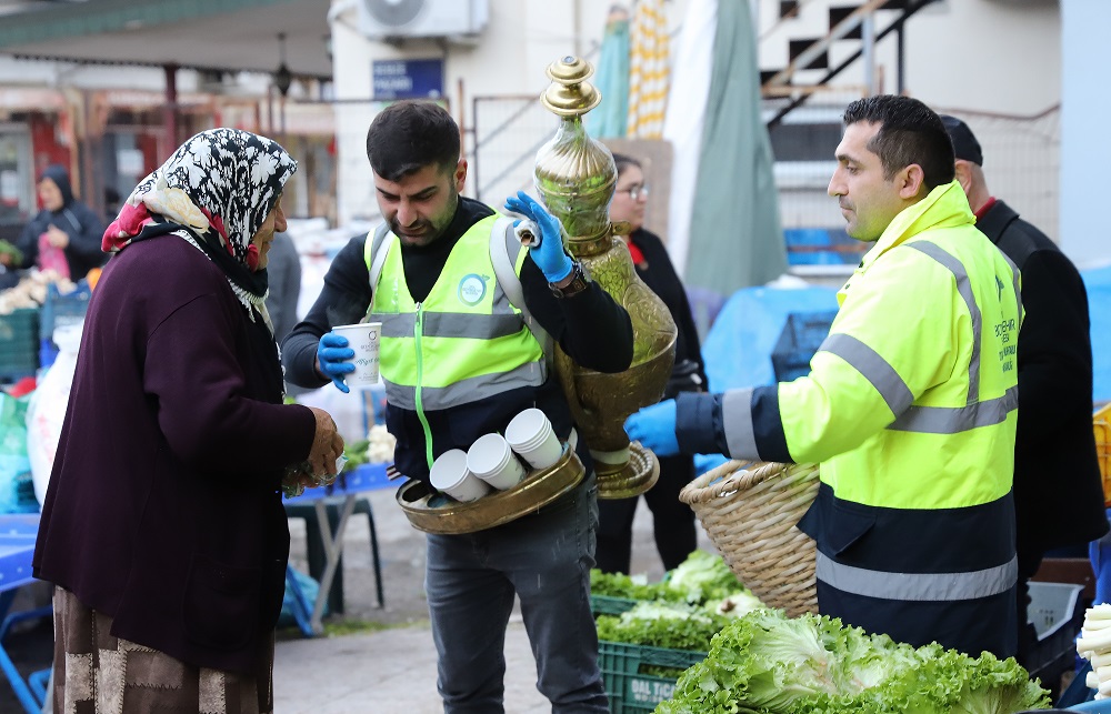 Esnaf Ve Vatandaşlar Güne Büyükşehirin Çorba İkramı İle Başlıyor