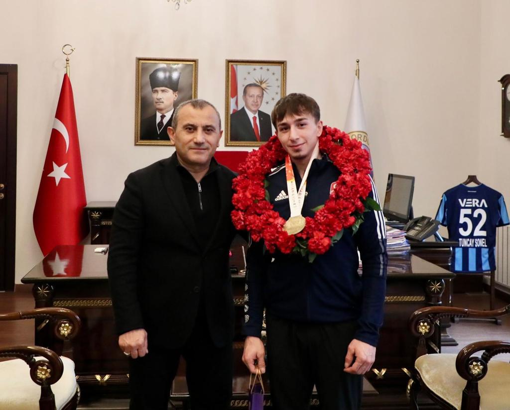 Vali Sonel, Şampiyon Sporcuyu Ödüllendirdi