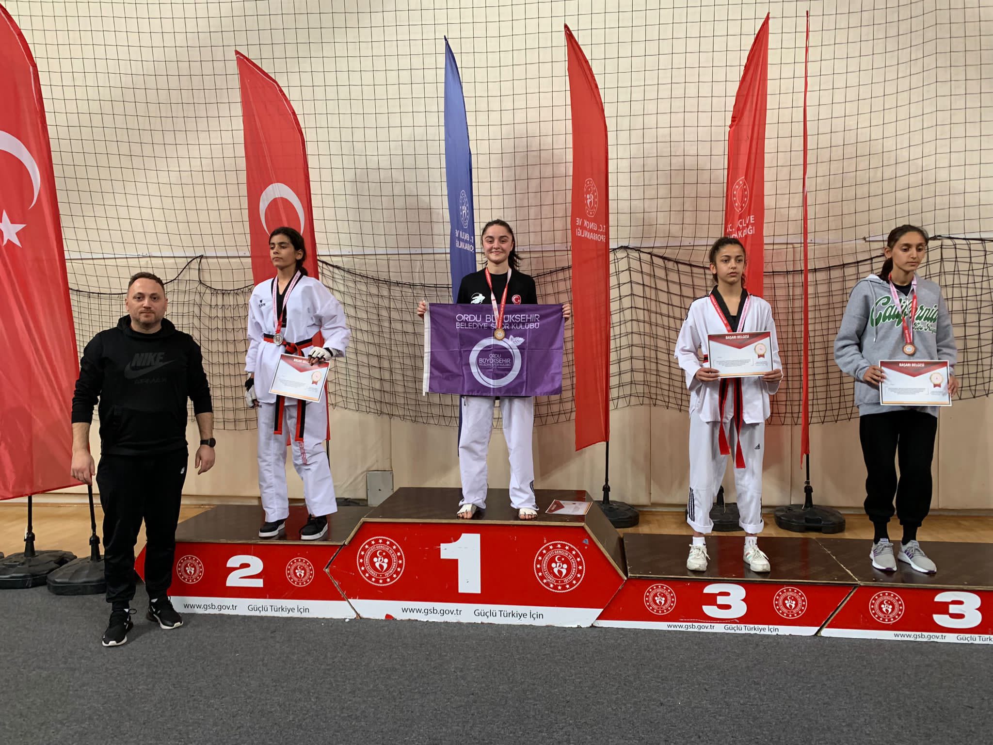 Taekwondo Sporcularından 4 Madalya